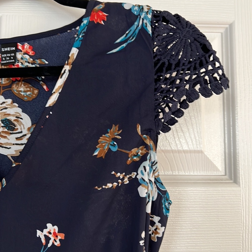 NWOT SHEIN Dress Size Small Navy Blue Tie Belt Floral Lace Crochet V-Neck Flowy - Picture 4 of 15